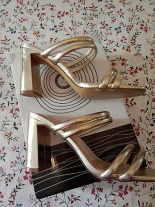 Sandalias doradas