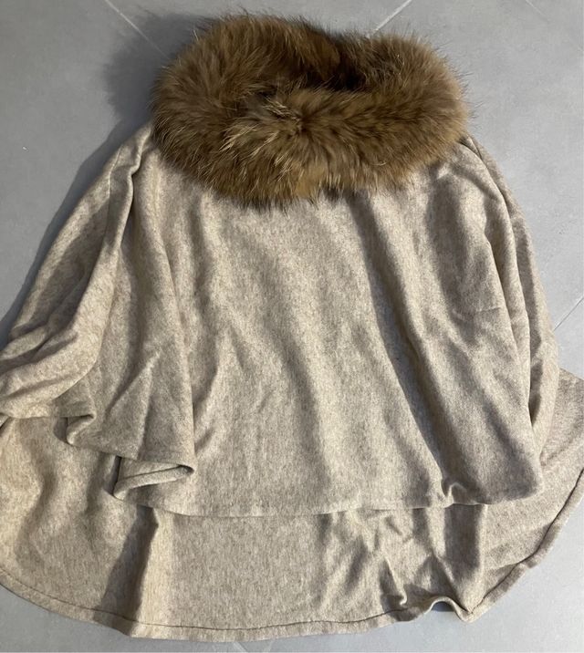 Poncho con collo di pelliccia