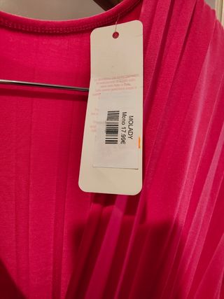 Mono mujer con etiqueta