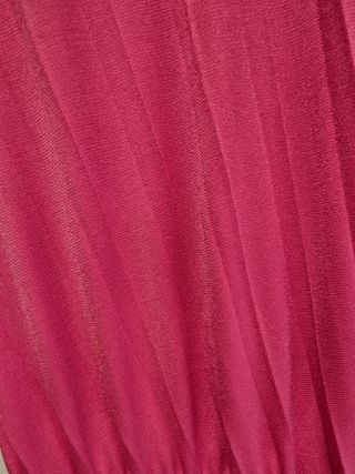 Mono mujer con etiqueta