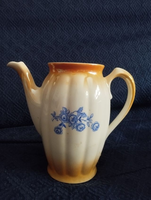 Cafetera de porcelana antigua