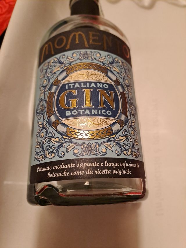 Bottiglia di gin Momento