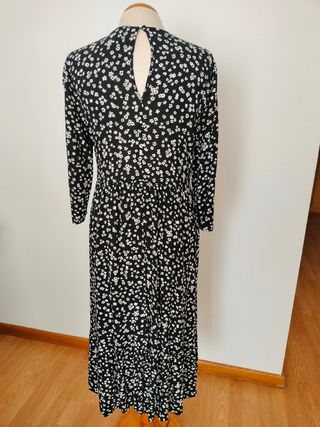 Vestido largo negro floral.Lefties