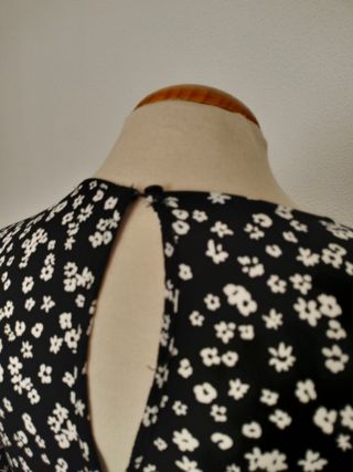 Vestido largo negro floral.Lefties