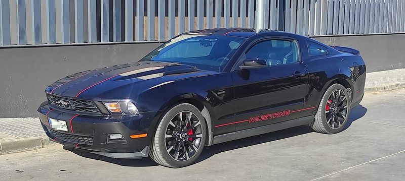 Ford Mustang 2011 - foto 1