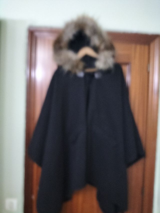 Capa tela con cuello de pelo