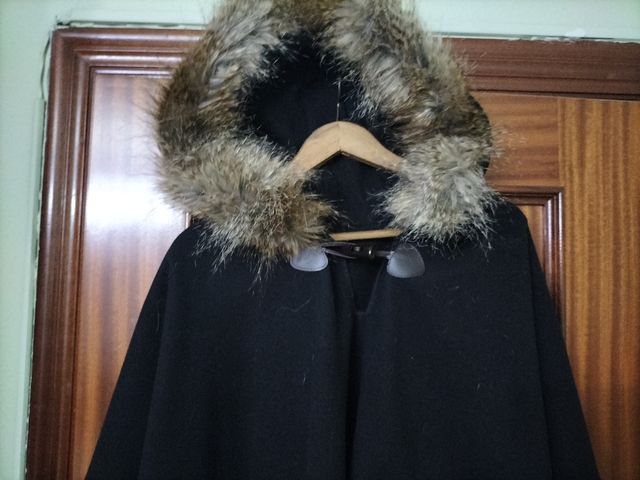 Capa tela con cuello de pelo