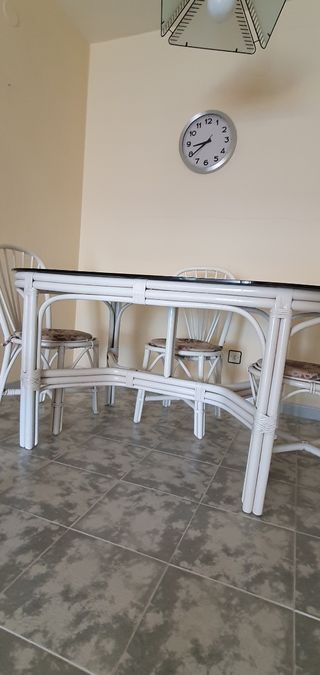 Mesa de cristal ovalado y sillas