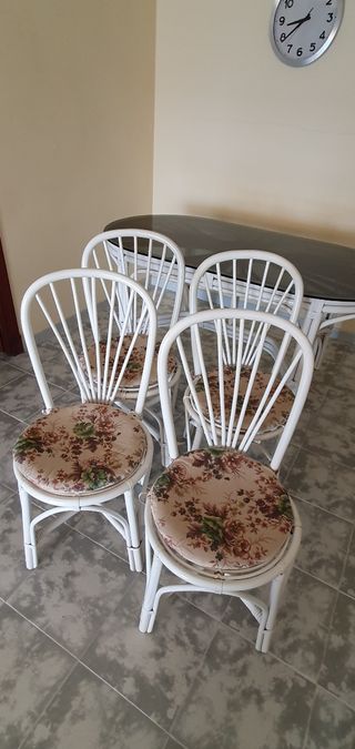 Mesa de cristal ovalado y sillas