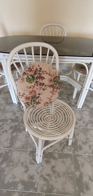 Mesa de cristal ovalado y sillas