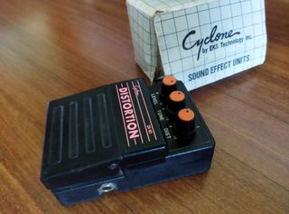 Pedal cyclone Distortión DI 10 (made in japan)