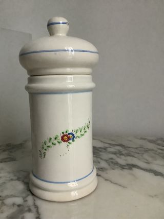 Jarron de porcelana con flores