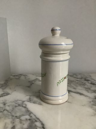 Jarron de porcelana con flores