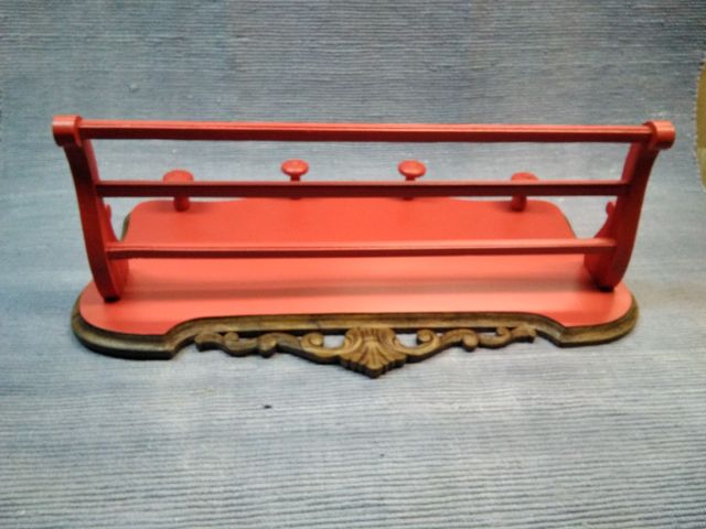 perchero con repisa de madera tallada