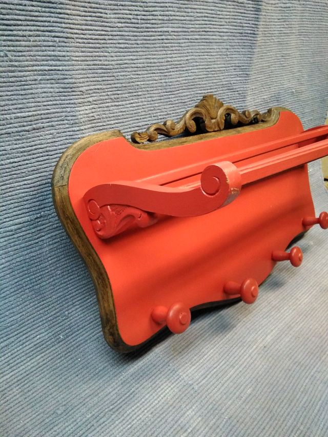 perchero con repisa de madera tallada