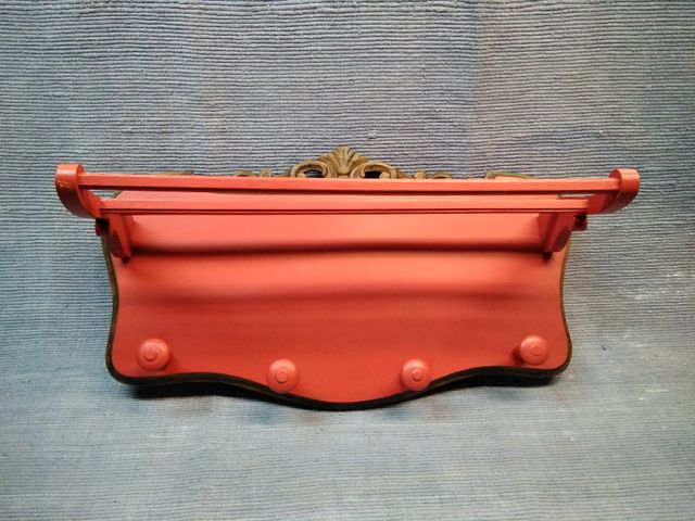 perchero con repisa de madera tallada