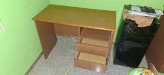 2 Escritorios de madera