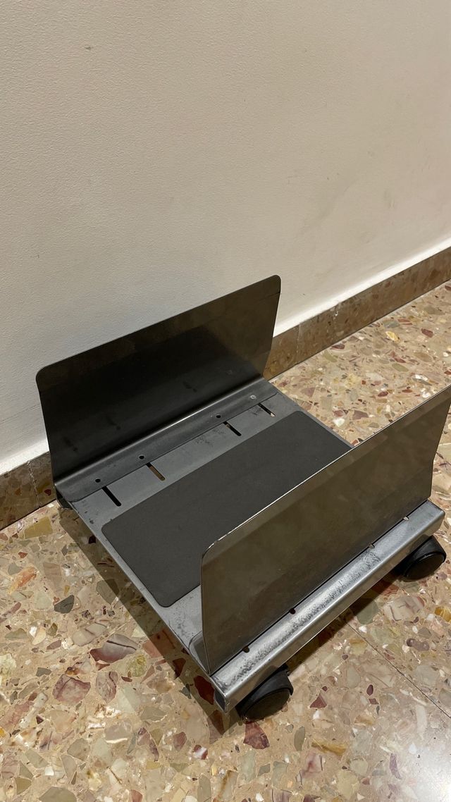 Soporte ordenador con ruedas