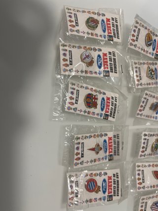 Las insignias de los clubs de la liga
