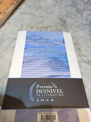 Caminando por el hielo con los pies descalzos