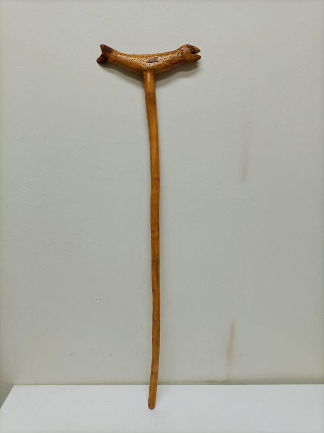 Bastón pez madera tallada 