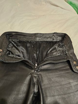 PANTALON DE CUERO