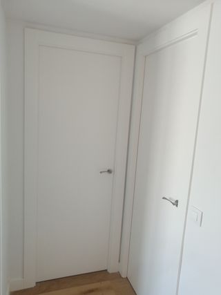 Carpintero montaje de puertas