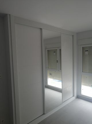 Carpintero montaje de puertas