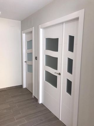 Carpintero montaje de puertas