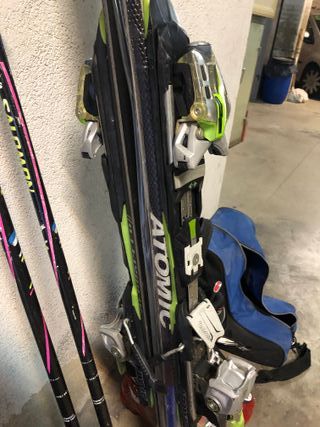 Juego de palos, skis y botas Atomic