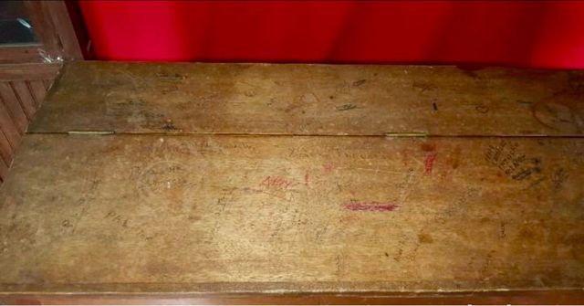 Armonio piano antiguo en funcionamiento