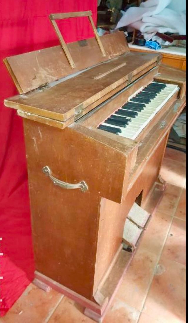 Armonio piano antiguo en funcionamiento