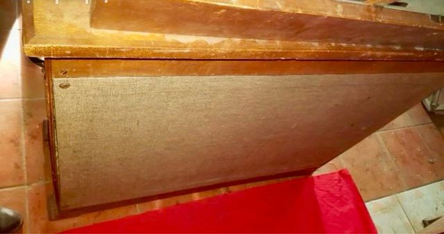 Armonio piano antiguo en funcionamiento