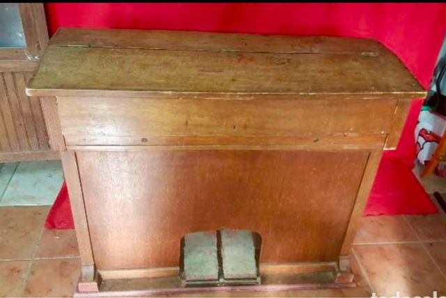 Armonio piano antiguo en funcionamiento