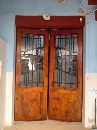 Puertas mobila vieja calle o interior