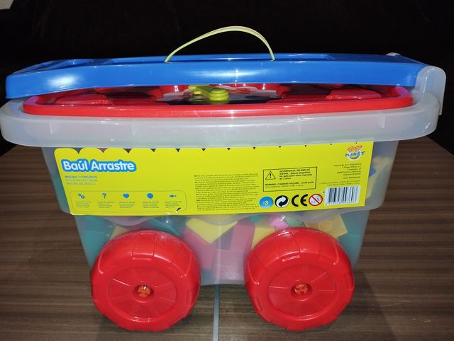 BAÚL DE ARRASTRE CON 160 PIEZAS DE CONSTRUCCIÓN