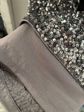 Vestido de lentejuelas con lazada