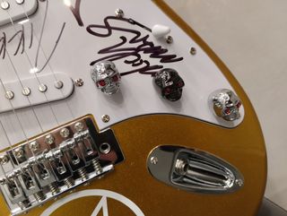 MOTLEY CRUE GUITARRA FIRMADA AUTENTIFICA