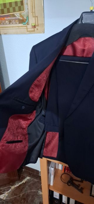 Traje hombre azul y rojo