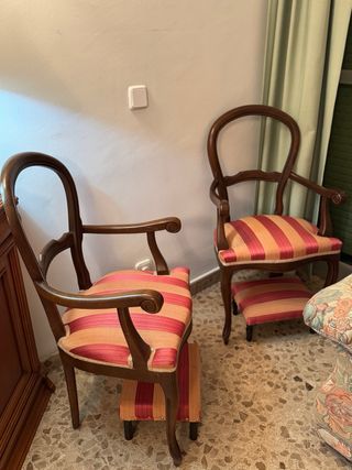 2 Sillas madera tapizadas con taburete