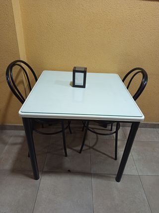 30€ tavolo e 20€ sedie da bar