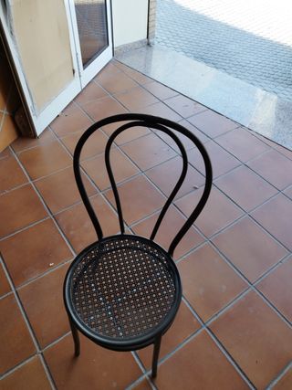 Sillas de hierro y mesas