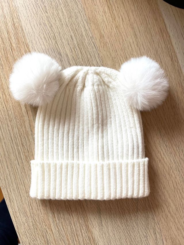 Gorrito bebé borlas