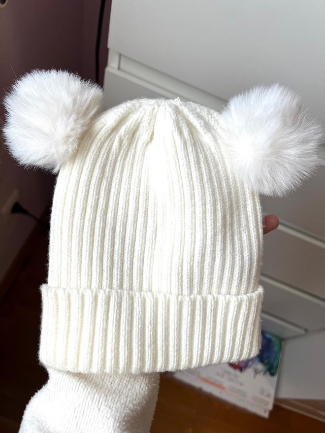 Gorrito bebé borlas