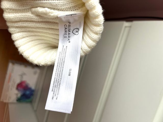 Gorrito bebé borlas