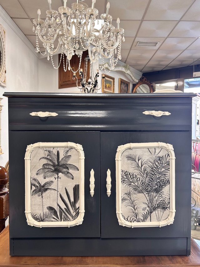 Bonito mueble pintado con dos puertas y un cajon