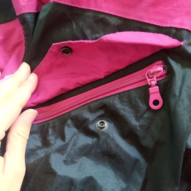 Impermeable vintage fucsia y negro