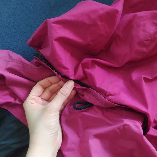 Impermeable vintage fucsia y negro