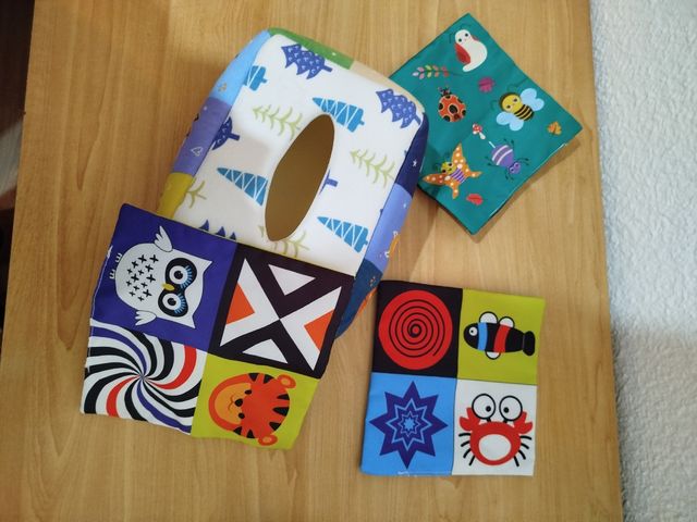 Muñeco para la cuna del bebe y pañuelos