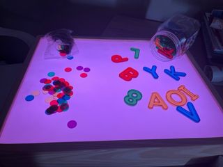 Mesa de luz con accesorios